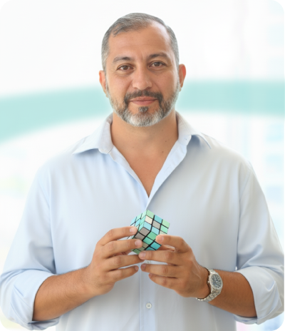 Guillermo Barchiesi sosteniendo un cubo de Rubik como metáfora del pensamiento estratégico en el curso De la Idea al Negocio - Academia de Negocios