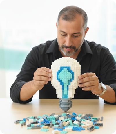 Guillermo Barchiesi construyendo una bombilla con piezas de Lego como símbolo de transformar ideas en negocios - Academia de Negocios