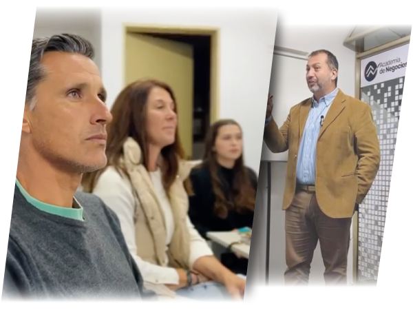 Participantes en clase presencial junto al capacitador de Academia de Negocios