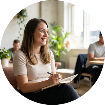 Emprendedora aprendiendo con tranquilidad y tomando notas, formación flexible y adaptada a los tiempos reales