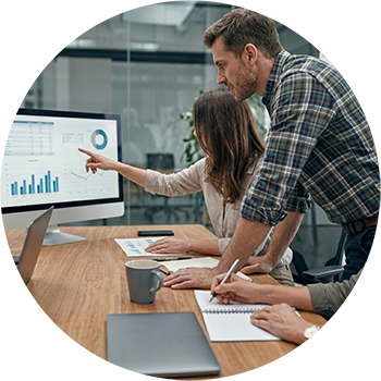 Equipo de profesionales analizando datos y gráficos, formación en planificación de negocios creada por expertos