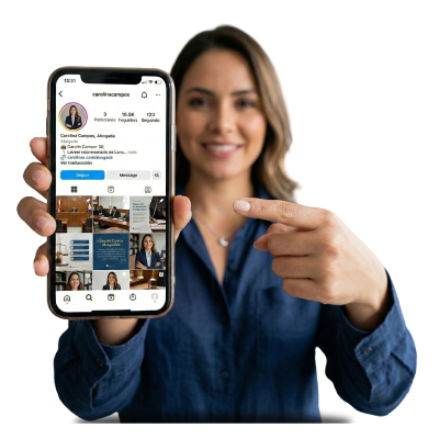 Profesional gestionando su cuenta de Instagram desde el celular, autogestión de redes sociales