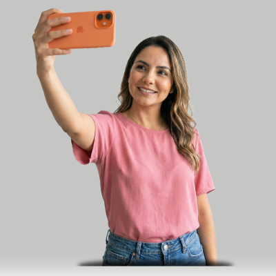 Profesional creando contenido para redes sociales con su celular, autogestión de Instagram